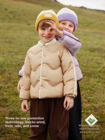 Detská péřová bunda, 90% výplň z bieleho kačacieho peria, vonkajšia tkanina: polyester, podšívka: 100% nylon/poliamid, strih: krátky, štýl casual