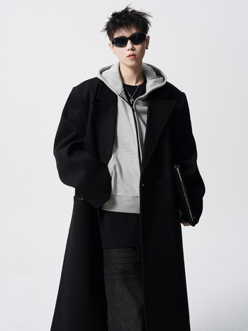 Vilnonis paltas, vidutinio ilgio, vienos eilės užsegimas, kaklo stiliaus apykaklė