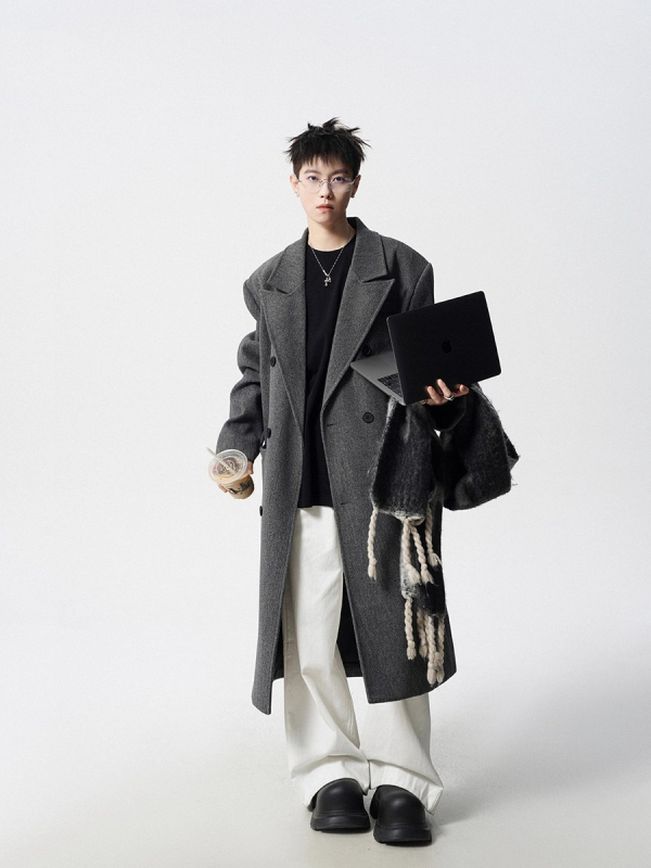 Vilnonis paltas, vidutinio ilgio, vienos eilės užsegimas, kaklo stiliaus apykaklė