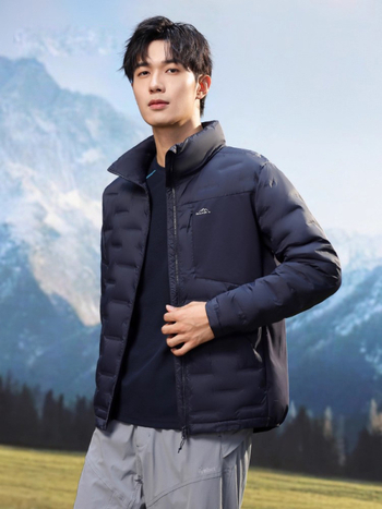 Мъжко късо леко пухено яке със стойка яка — пълнител White Duck Down, Fill Power 550, Down Content 91–95%, лека студоустойчивост (-5°C до 0°C)