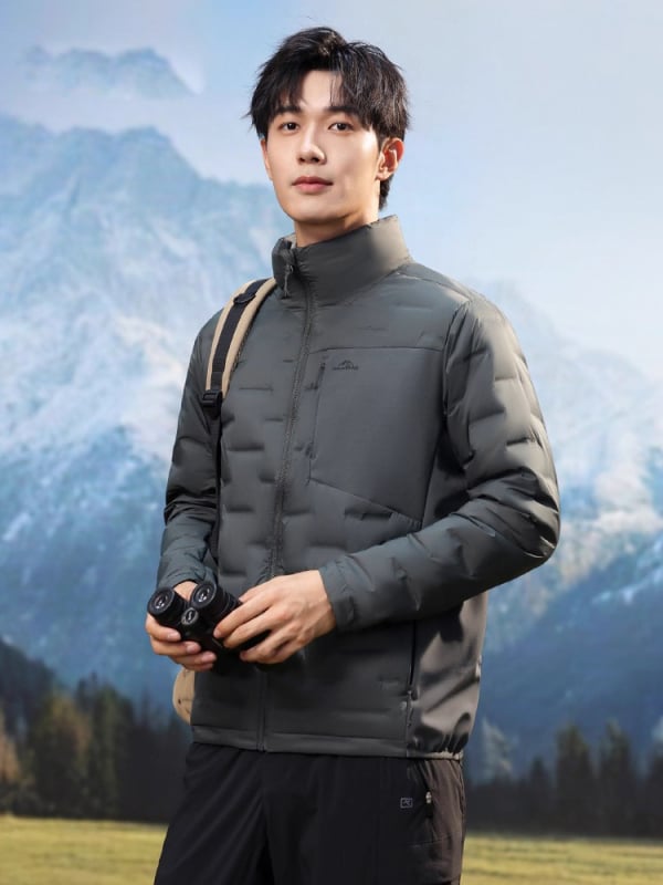 Vyrų lengva pūkinė striukė, trumpas modelis, apykaklė stovinti, įdėklas balta antis pūkai, Fill Power 550, pūkų dalis 91–95%