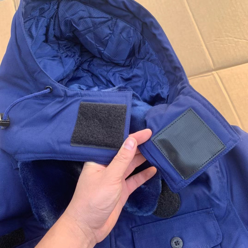 Hrubé zateplenie s bavlnenou výplňou, opasok, zapínanie na jeden rad, tkanina z polyesterovej zmesi