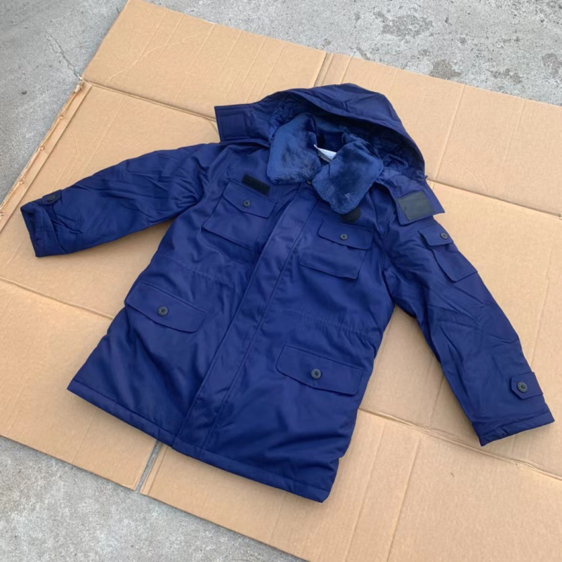 Hrubé zateplenie s bavlnenou výplňou, opasok, zapínanie na jeden rad, tkanina z polyesterovej zmesi