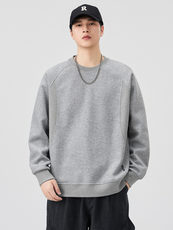 Meeste pikkade varrukatega pusfliis-topp, ilma kapuutsita, ümmarguse kaelusega, laia lõige; patchwork detail ja 3D tasku; materjal: 65% puuvill, 35% polüester; vooder: 100% polüester