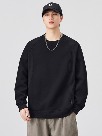 Meeste pikkade varrukatega pusfliis-topp, ilma kapuutsita, ümmarguse kaelusega, laia lõige; patchwork detail ja 3D tasku; materjal: 65% puuvill, 35% polüester; vooder: 100% polüester