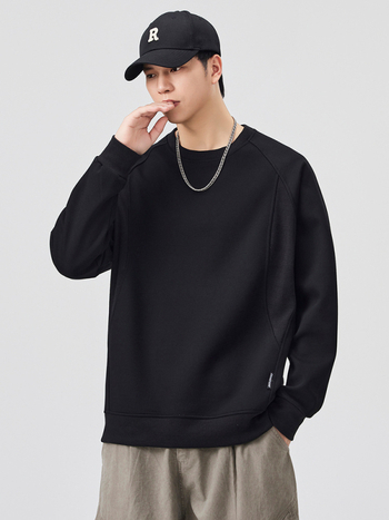 Meeste pikkade varrukatega pusfliis-topp, ilma kapuutsita, ümmarguse kaelusega, laia lõige; patchwork detail ja 3D tasku; materjal: 65% puuvill, 35% polüester; vooder: 100% polüester