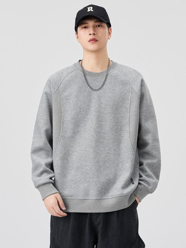 Meeste pikkade varrukatega pusfliis-topp, ilma kapuutsita, ümmarguse kaelusega, laia lõige; patchwork detail ja 3D tasku; materjal: 65% puuvill, 35% polüester; vooder: 100% polüester