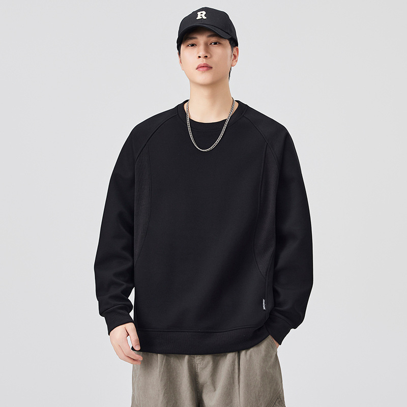 Meeste pikkade varrukatega pusfliis-topp, ilma kapuutsita, ümmarguse kaelusega, laia lõige; patchwork detail ja 3D tasku; materjal: 65% puuvill, 35% polüester; vooder: 100% polüester