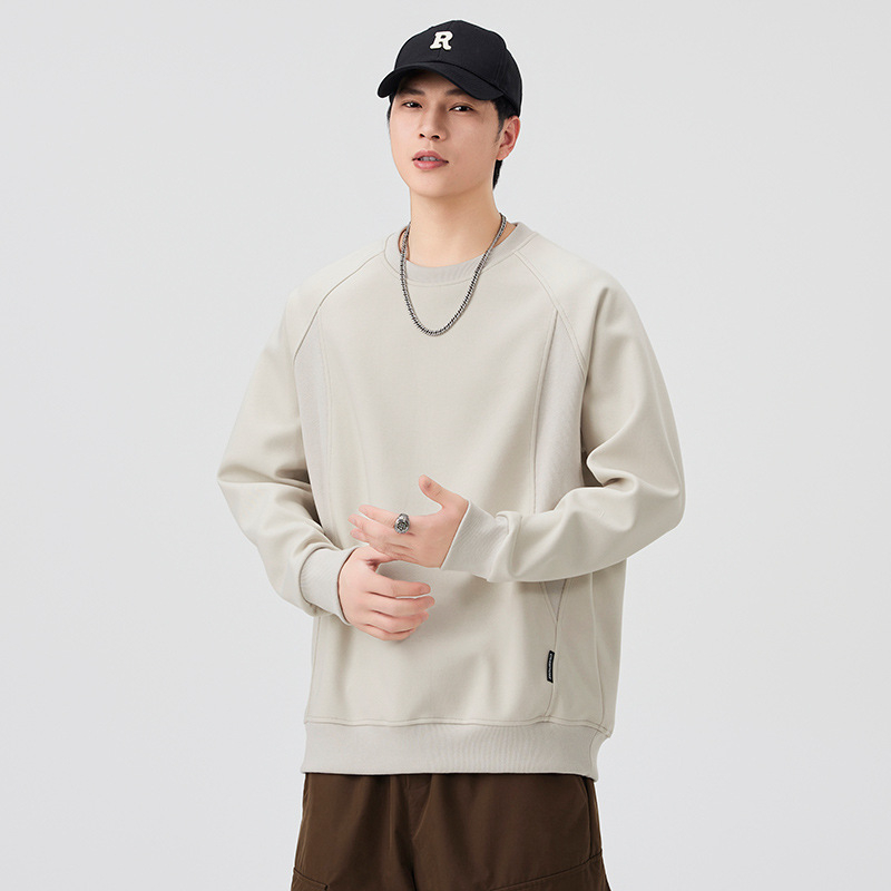 Meeste pikkade varrukatega pusfliis-topp, ilma kapuutsita, ümmarguse kaelusega, laia lõige; patchwork detail ja 3D tasku; materjal: 65% puuvill, 35% polüester; vooder: 100% polüester