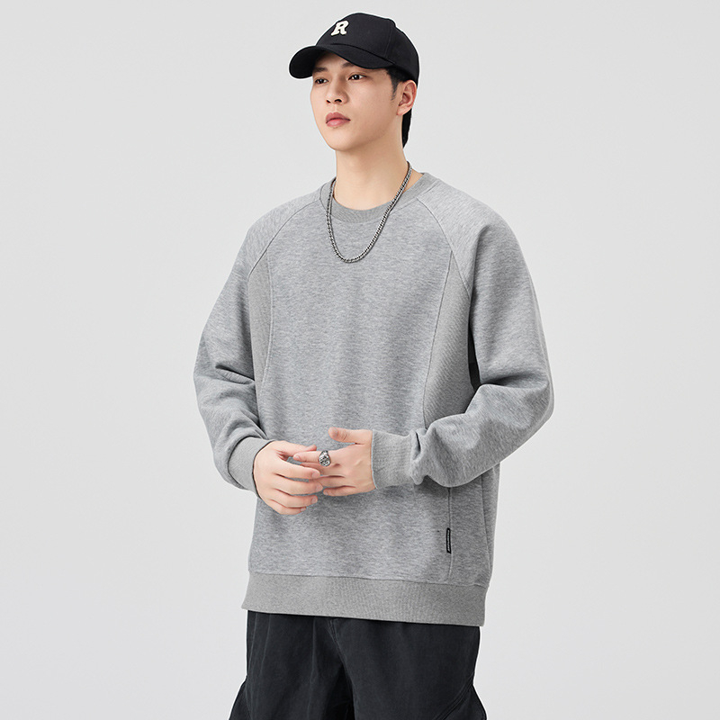 Meeste pikkade varrukatega pusfliis-topp, ilma kapuutsita, ümmarguse kaelusega, laia lõige; patchwork detail ja 3D tasku; materjal: 65% puuvill, 35% polüester; vooder: 100% polüester