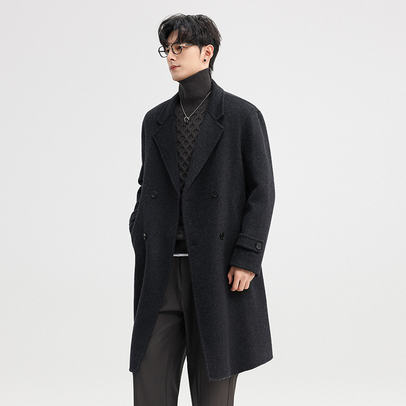 Kabát zo zmesi vlny s obojstranným prevedením, strednej dĺžky, golier vo western štýle, gombíkové dva rady, žehlenie bez pokrčenia