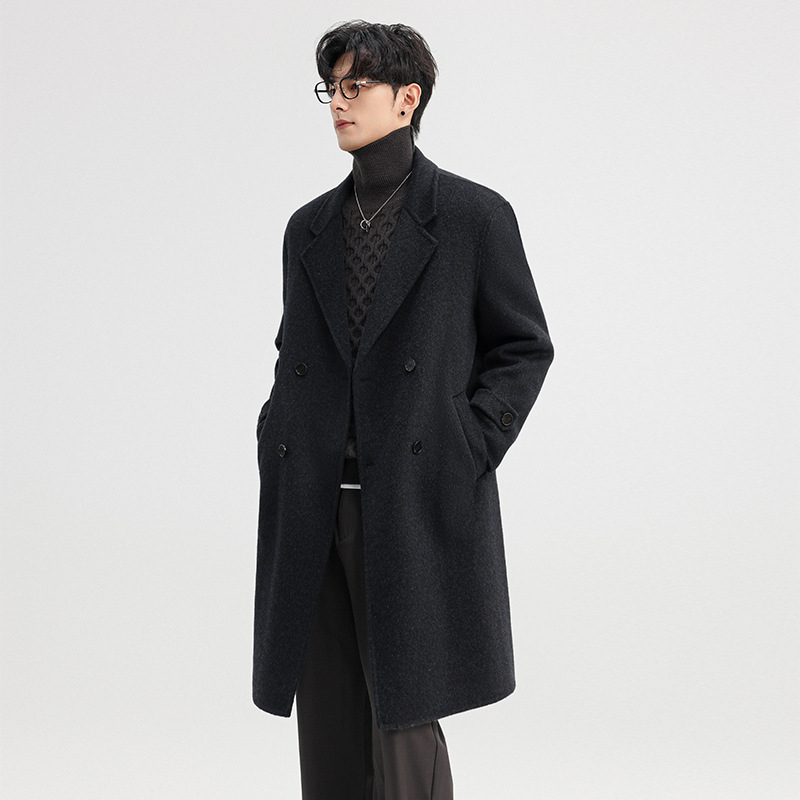 Kabát zo zmesi vlny s obojstranným prevedením, strednej dĺžky, golier vo western štýle, gombíkové dva rady, žehlenie bez pokrčenia