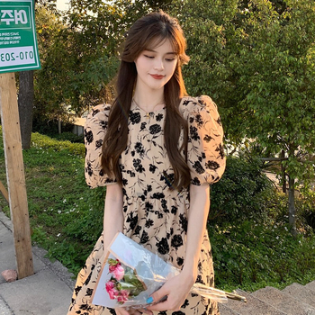 Rochie cu model floral, mâneci bufante, decolteu rotund, lungime medie