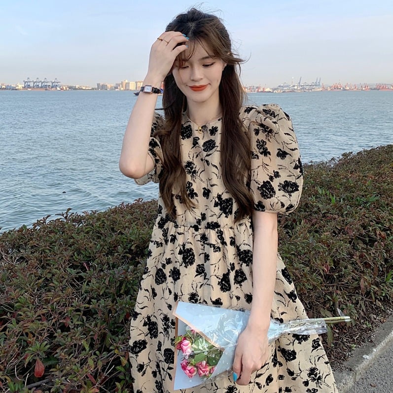 Rochie cu model floral, mâneci bufante, decolteu rotund, lungime medie