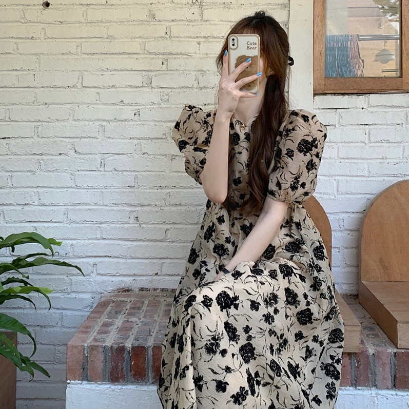 Rochie cu model floral, mâneci bufante, decolteu rotund, lungime medie