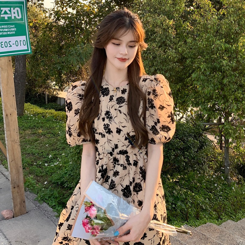 Rochie cu model floral, mâneci bufante, decolteu rotund, lungime medie