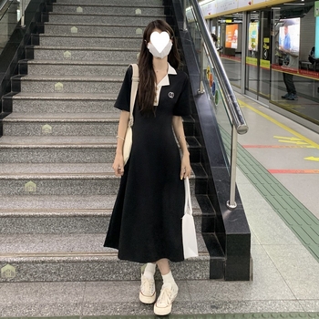 Rochie midi A-line cu guler polo, mâneci scurte, talie înaltă, poliester.