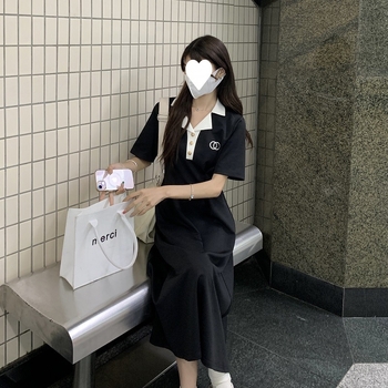 Rochie midi A-line cu guler polo, mâneci scurte, talie înaltă, poliester.