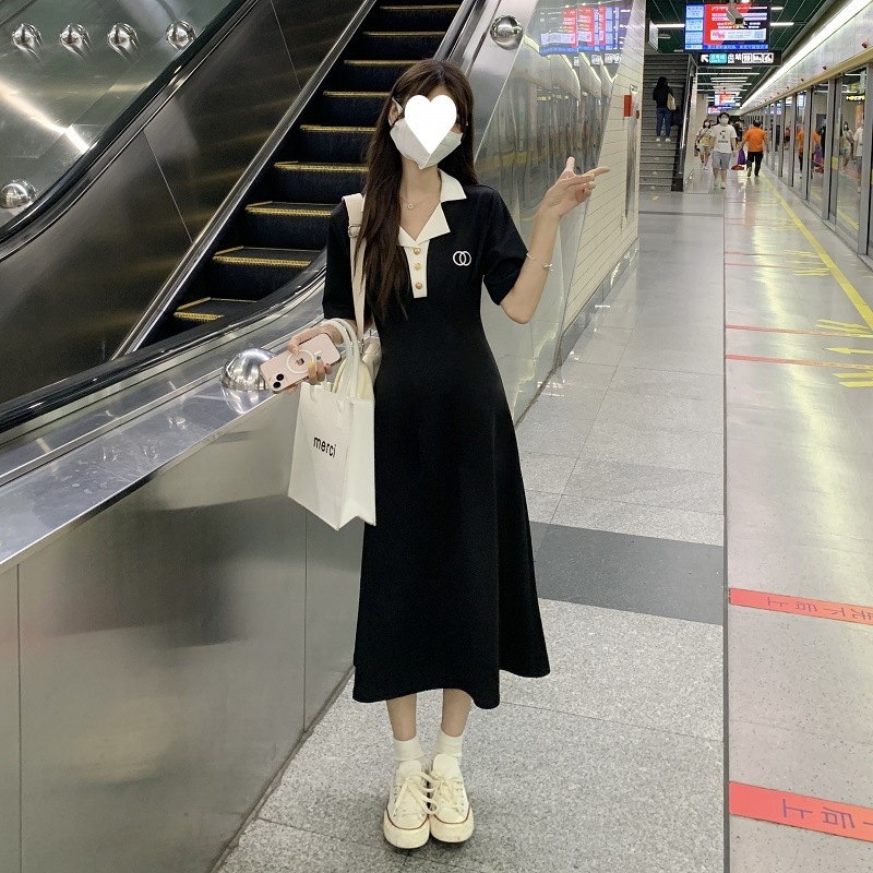 Rochie midi A-line cu guler polo, mâneci scurte, talie înaltă, poliester.