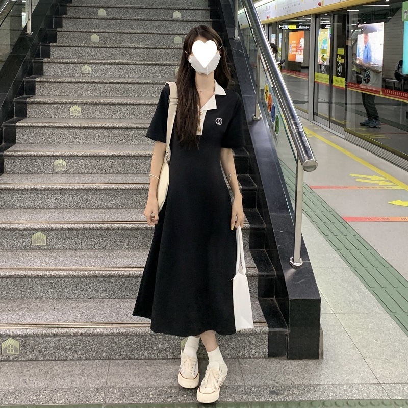 Rochie midi A-line cu guler polo, mâneci scurte, talie înaltă, poliester.