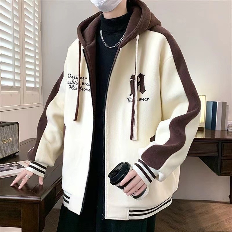 Meeste kapuutsiga jakk, tikandiga, paks polüesterseguga, vaba lõige, tõmblukk.