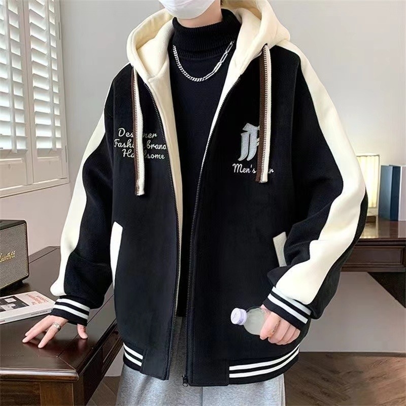 Meeste kapuutsiga jakk, tikandiga, paks polüesterseguga, vaba lõige, tõmblukk.