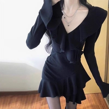 Lühike A-line kleit sügava V-kaelusega, polüesterkangas, tihe linnastiil.