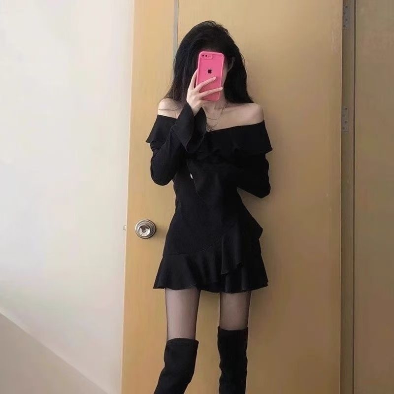 Lühike A-line kleit sügava V-kaelusega, polüesterkangas, tihe linnastiil.