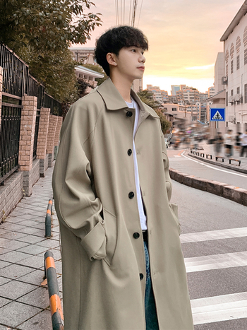 Pánska stredne dlhá vetrovka v kórejskom štýle, voľný strih, golier s otočením, zapínanie na jeden gomb, jesenné nosenie, dĺžka 80–100 cm