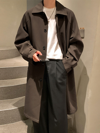 Pánska stredne dlhá vetrovka v kórejskom štýle, voľný strih, golier s otočením, zapínanie na jeden gomb, jesenné nosenie, dĺžka 80–100 cm