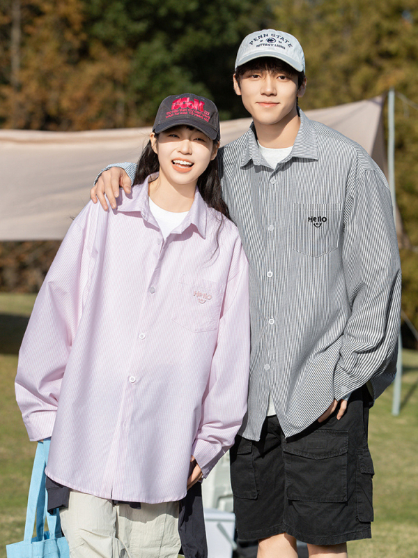 Meeste särg triibulise värvi blokkidega, tasku ja 3D tikandiga, vaba lõige, polüester–viskoosi segu.