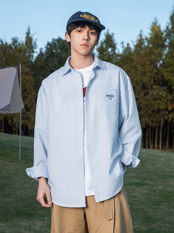 Meeste särg triibulise värvi blokkidega, tasku ja 3D tikandiga, vaba lõige, polüester–viskoosi segu.