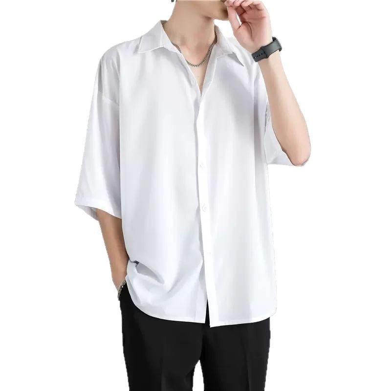 Muška košulja s kvadratnim ovratnikom, kratki rukavi, labav kroj, 96% poliester.