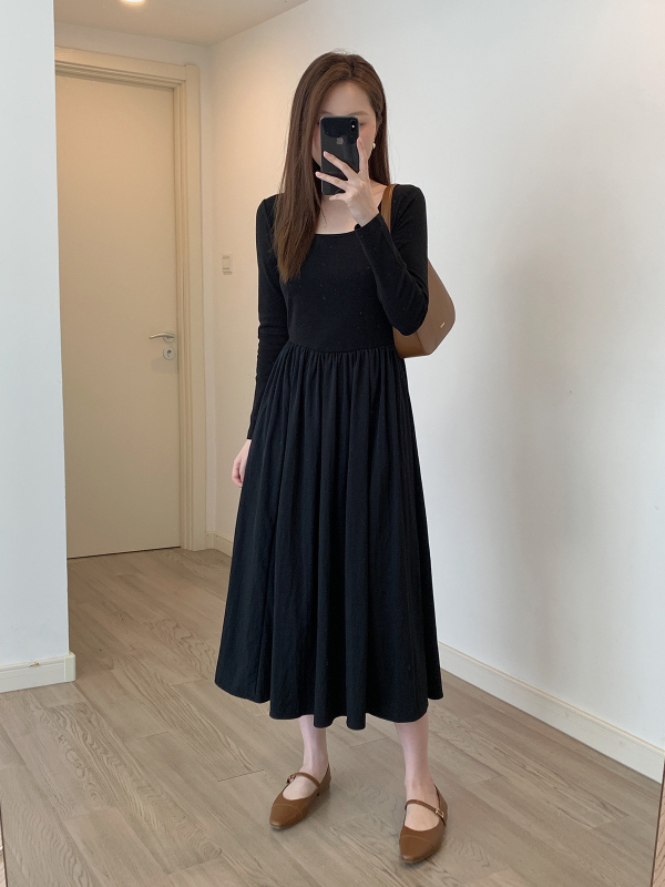 Puuvillane trikotaažkleit U-kaelusega, pikkade varrukatega, elastne vöökoht, A-liini siluett.