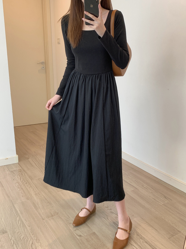 Puuvillane trikotaažkleit U-kaelusega, pikkade varrukatega, elastne vöökoht, A-liini siluett.