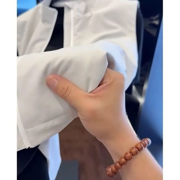 Pánska corduroy vesta s kapucňou, úzky strih, stojací golier, zips