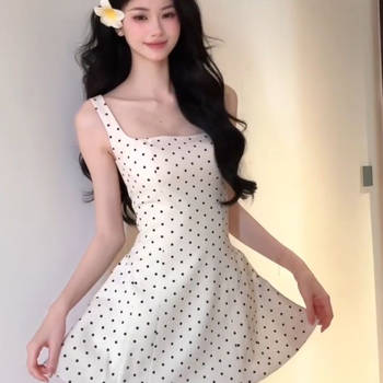 Täpiline kleit spagetirihmidega, A-liiniline siluett, kõrge talje, U-kaelus