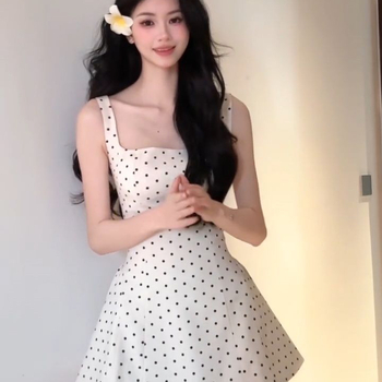 Täpiline kleit spagetirihmidega, A-liiniline siluett, kõrge talje, U-kaelus