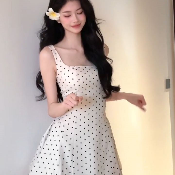 Täpiline kleit spagetirihmidega, A-liiniline siluett, kõrge talje, U-kaelus