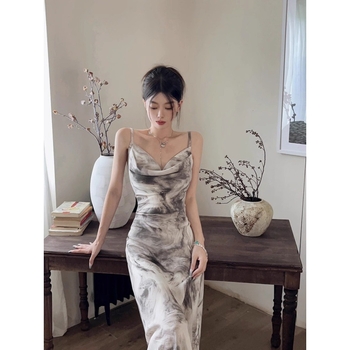 Poliester haljina na tanke naramenice, visokim strukom, bodycon silueta, izrez na jedno rame
