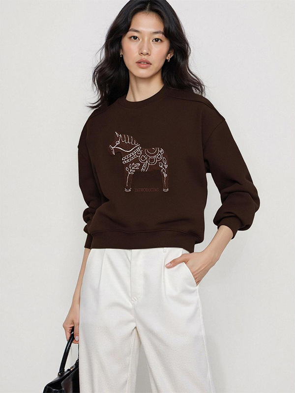 Γυναικείο φούτερ με στρογγυλή λαιμόκοψη, χαλαρή γραμμή, μακριά μανίκια, κανονικό μήκος, με μικρό κέντημα αλόγου