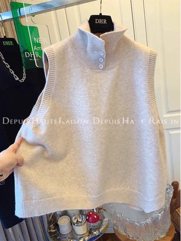 Bez rukava pleteni vest s polu-visokim ovratnikom, opuštenog kroja, patchwork detalj, pamukasto pleteno, srednja duljina