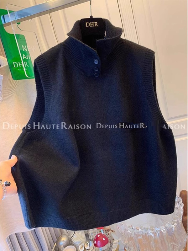 Bez rukava pleteni vest s polu-visokim ovratnikom, opuštenog kroja, patchwork detalj, pamukasto pleteno, srednja duljina