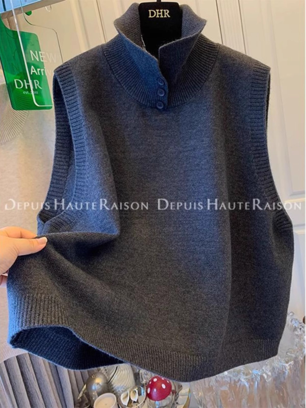 Bez rukava pleteni vest s polu-visokim ovratnikom, opuštenog kroja, patchwork detalj, pamukasto pleteno, srednja duljina