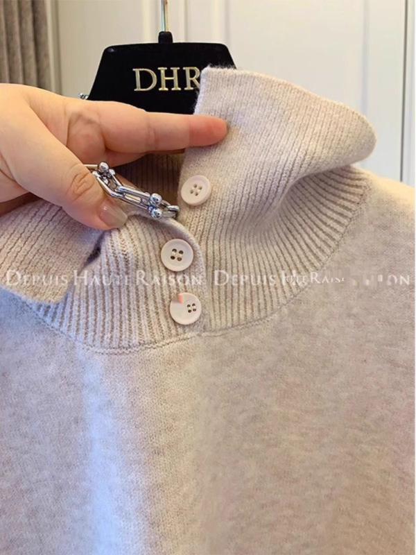 Bez rukava pleteni vest s polu-visokim ovratnikom, opuštenog kroja, patchwork detalj, pamukasto pleteno, srednja duljina