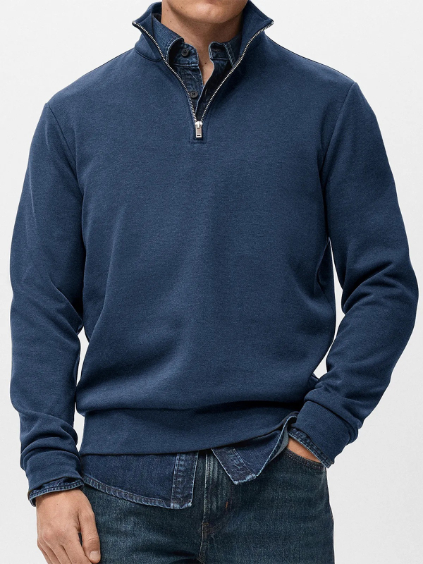 Едноцветен полиестерен суитшърт със стойка яка и цип, дълги ръкави, свободна кройка (полиестер 91–95%)