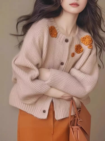 Cardigan s floralnom vezom, debeli pleteni akrilni miks s vlaknima regenerirane celuloze (50-70% / 30-50%), okrugli izrez, dugi rukavi, elegantan gradski stil