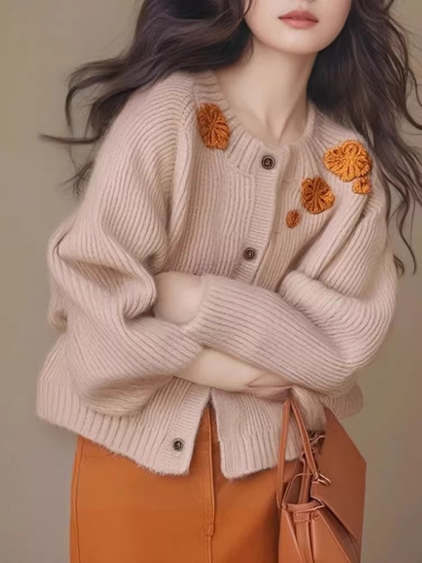 Cardigan s floralnom vezom, debeli pleteni akrilni miks s vlaknima regenerirane celuloze (50-70% / 30-50%), okrugli izrez, dugi rukavi, elegantan gradski stil