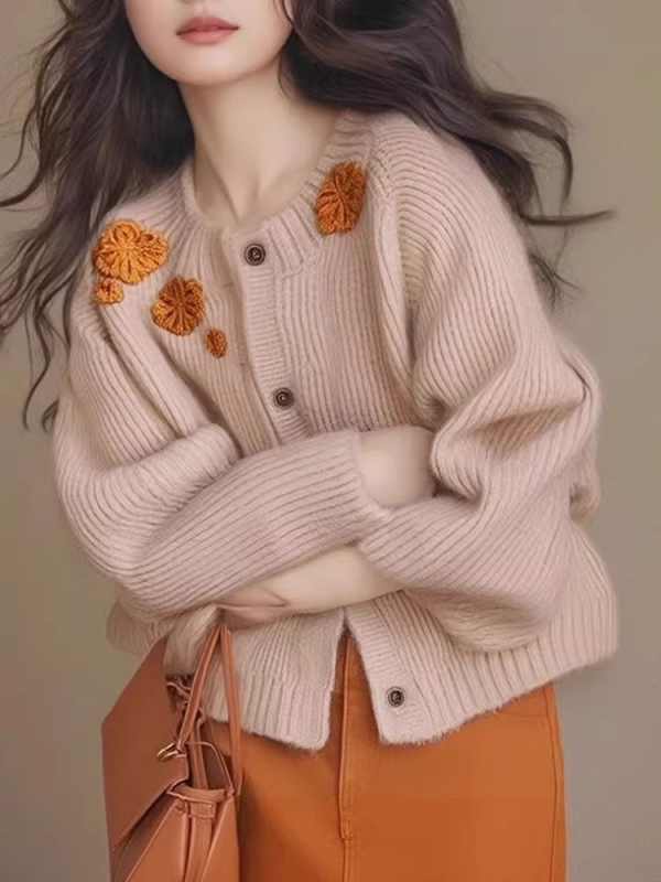 Cardigan s floralnom vezom, debeli pleteni akrilni miks s vlaknima regenerirane celuloze (50-70% / 30-50%), okrugli izrez, dugi rukavi, elegantan gradski stil