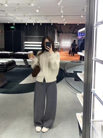 Cardigan z kašmíru a vlny, voľný strih, vysoký golier, zips na prednom diele, lampionové rukávy (kašmír 30–50%, vlna 50–70%)